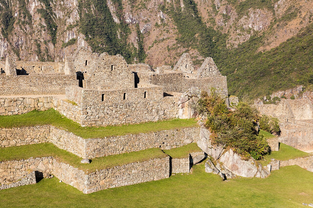 Muros y terrazas de piedra de Machu Picchu, con los bloques encajados unos con otros.