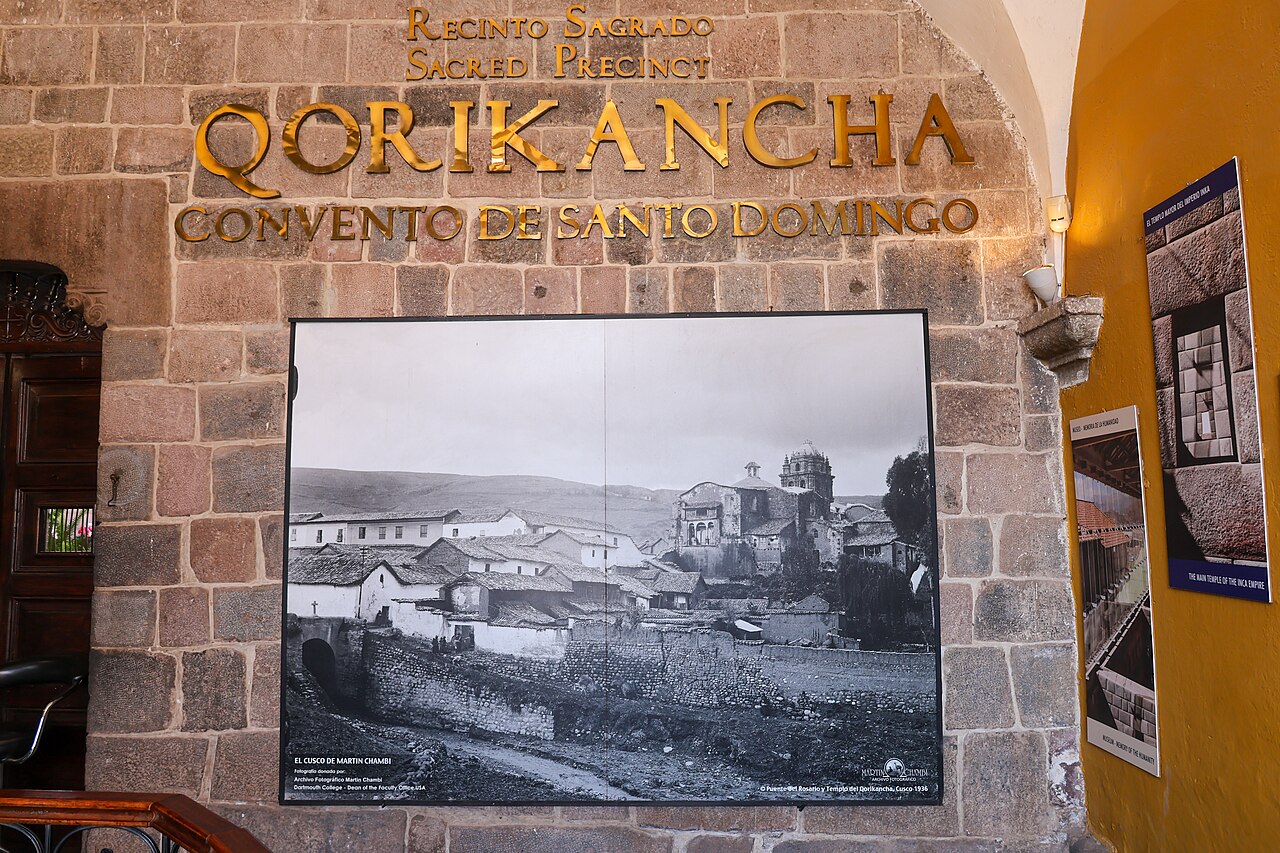 Entrada del Qorikancha (Coricancha) en Cusco, con un cartel dorado que dice Recinto Sagrado Qorikancha.